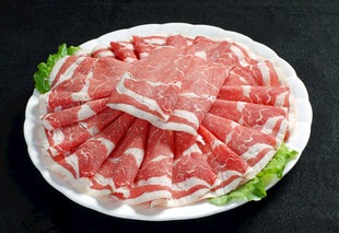 新鲜美味的涮锅羊肉片