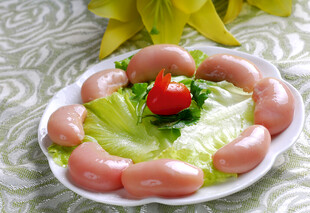 生菜围边的美味香肠拼盘