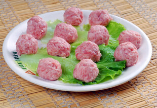 盘中鲜嫩肉丸配生菜