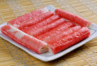 鲜牛肉卷摆放在盘中