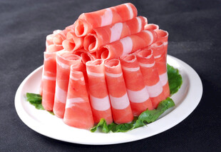 精美摆盘的新鲜羊肉卷