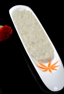 白色盘装大麻与枫叶图案