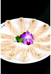 精美摆盘的丝状面食