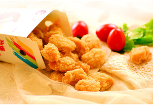 美味香脆的炸鸡块与配菜