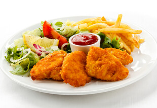美味炸鸡配薯条沙拉