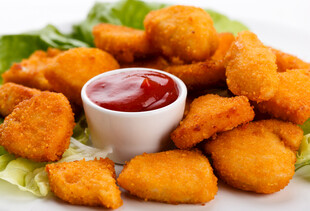 美味炸鸡块配番茄酱