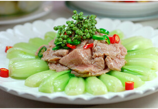 凉拌牛肉配黄瓜清爽佳肴