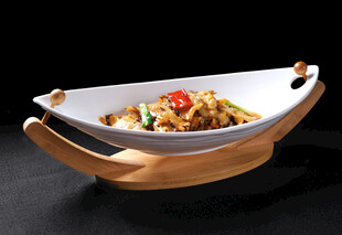 创意木架盛放美味菜肴