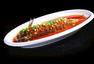 红烧鱼摆盘中的美味佳肴