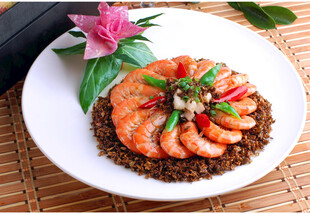 虾仁配谷物摆盘精致料理