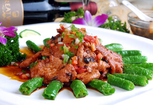 青椒围边的美味特色炒肉