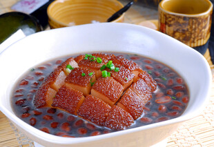 美味东坡肉盛于白瓷碗