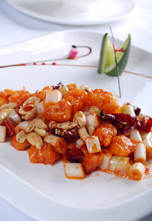 香辣虾仁配坚果美食