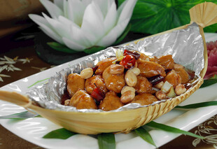 锡纸装的美味特色炒鸡丁
