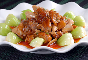 美味酱汁烧鸡配青菜