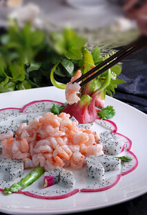 精致摆盘的美味虾仁料理