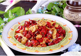 香辣可口的特色鸡丁料理