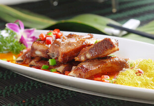 香煎排骨摆盘精致诱人