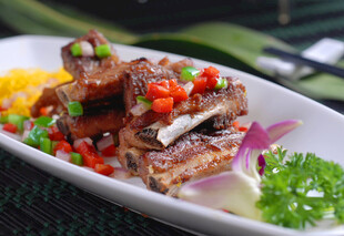 美味香辣排骨摆盘精致