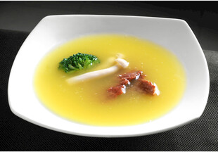 黄色浓汤配蔬菜与肉块