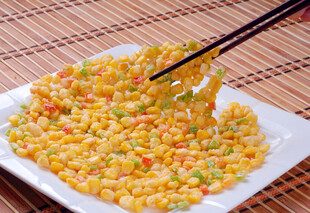 筷子夹起的美味玉米炒蛋