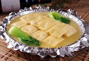 锡纸包裹的鲜嫩豆腐菜肴