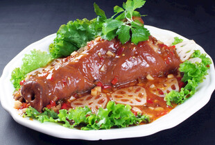 红烧肘子配蔬菜与面条