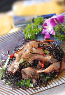 美味炒腊肉配绿叶蔬菜