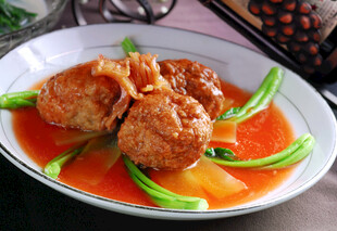 红烧狮子头配蔬菜