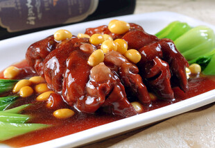 红烧鸡腿配黄豆青菜