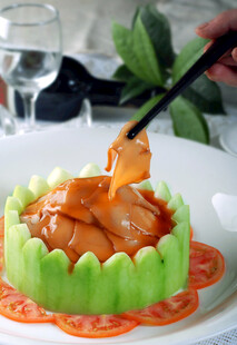 雕花瓜盅配美味酱汁菜肴