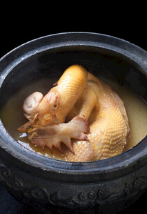 瓦罐中炖煮的鲜嫩整鸡