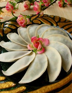 雕花萝卜配娇艳小花