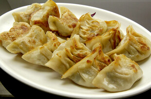 香煎饺子摆于白盘