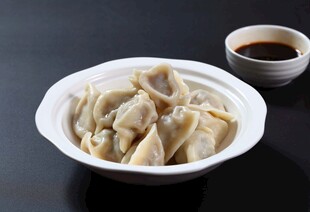 一碗美味饺子配蘸料
