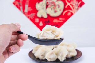 手持汤匙舀饺子