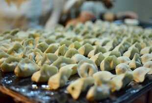 整齐摆放的美味饺子