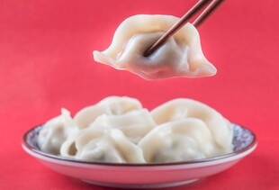 筷子夹起美味饺子