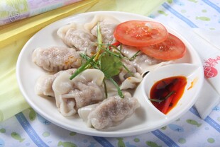 美味饺子配蘸料