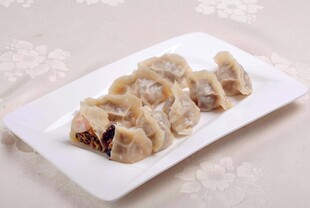 美味饺子摆放在白皙盘中