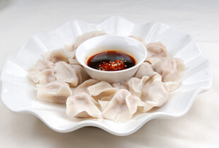 精致摆盘的美味饺子