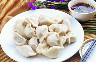 美味饺子摆放在盘中