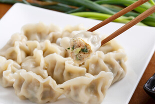 筷子夹起美味饺子