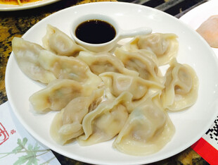 一盘美味饺子配蘸料
