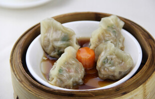 竹制蒸笼里的美味蒸饺