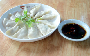 美味饺子配蘸料