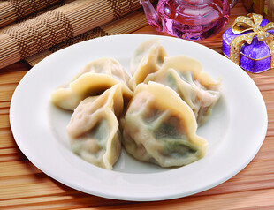 美味饺子摆于盘中
