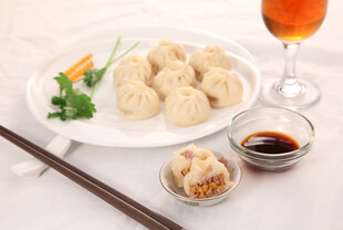 美味中式丸子及蘸料组合