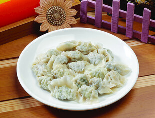 美味翡翠饺子摆于盘中