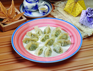 粉色盘中的美味饺子